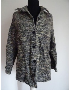 Jacheta tricotata cu guler, nasturi si maneca lunga