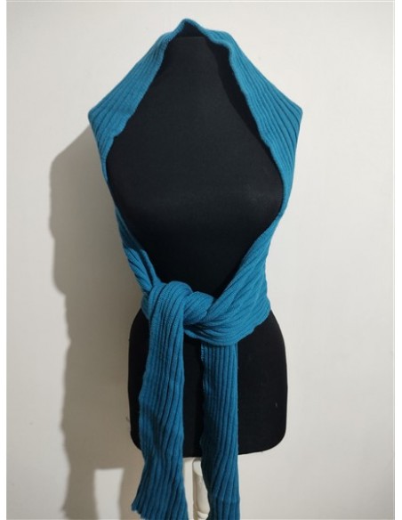 Fular albastru in forma de pulover