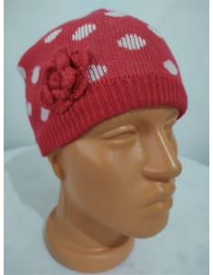 Caciula rosie cu buline albe si detaliu floricica si interior de flecee