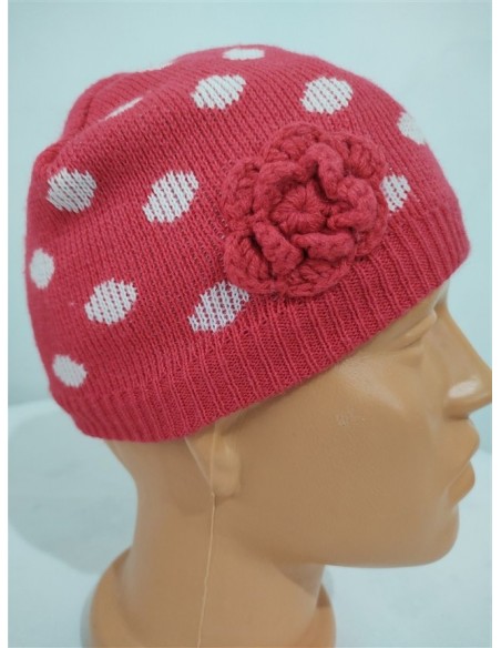 Caciula rosie cu buline albe si detaliu floricica si interior de flecee