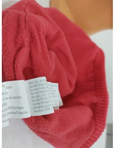 Caciula rosie cu buline albe si detaliu floricica si interior de flecee