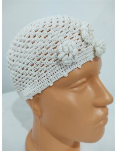 Caciula alba crosetata cu detaliu floricele 2