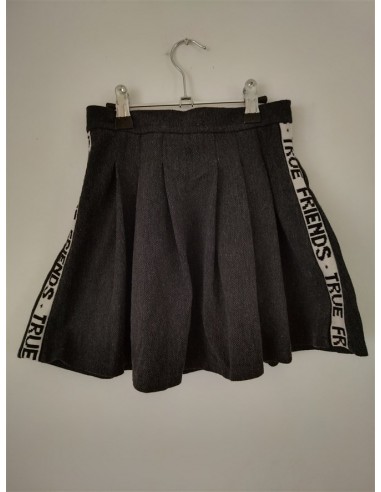 Fusta neagra plisata cu benzi albe si scris negru pe lateral Zara