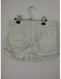 Blugi scurti albi cu buzunare si nasture HM 2