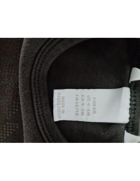 Bluza neagra cu imprimeu scris pe piept si nasturi pe umar