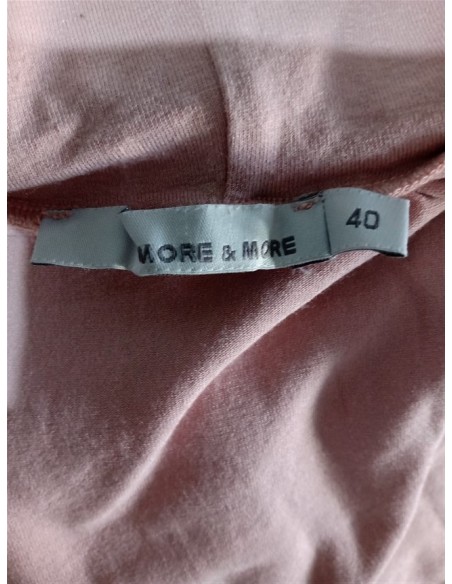 Tricou roz cu guler inalt More More