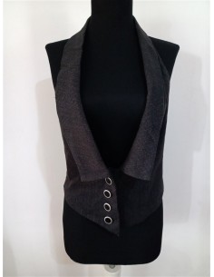 Vesta cu rever si inchidere in nasturi