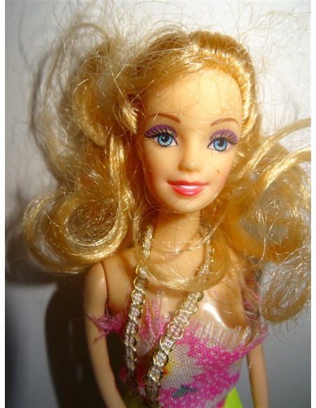 Papusa par blond ondulat cu rochita colorata cu flori 30cm