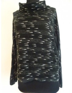 Pulover dama alb cu negru cu gat larg inalt